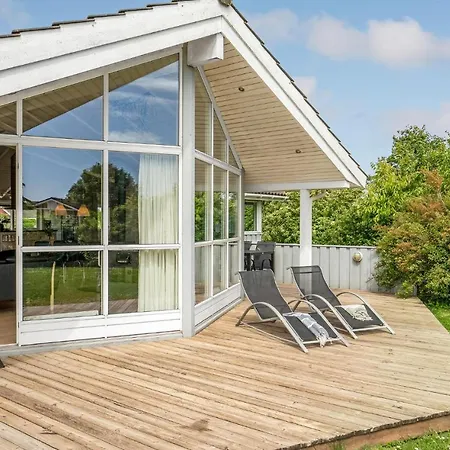 4 Bedroom Gorgeous In Hébergement de vacances Børkop