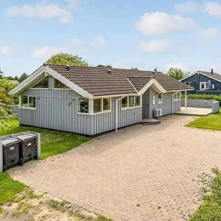 4 Bedroom Gorgeous In Hébergement de vacances Børkop